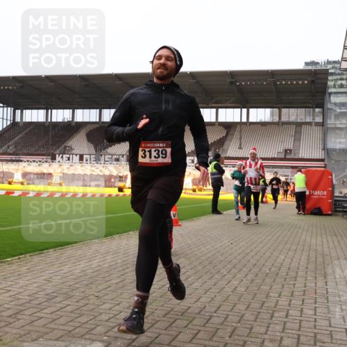 08.12.2024 - St. Pauli X-Mass-Run No. 14 Yannick Fuchs http://msf.ph/oto/7475309 08.12.2024 09:57:04 Ziel 364, 384, 420, 755, 763, 904, 1291, 1741, 1982, 2267, 3022, 3139 meine-sportfotos.de