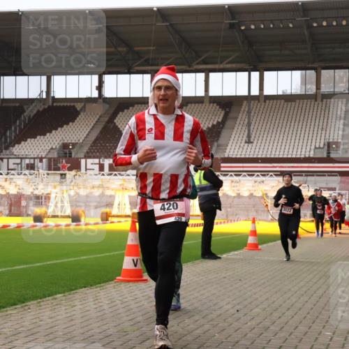08.12.2024 - St. Pauli X-Mass-Run No. 14 Yannick Fuchs http://msf.ph/oto/7475333 08.12.2024 09:57:06 Ziel 364, 384, 420, 755, 763, 904, 1291, 1741, 1982, 2267, 3022, 3139, 3162 meine-sportfotos.de