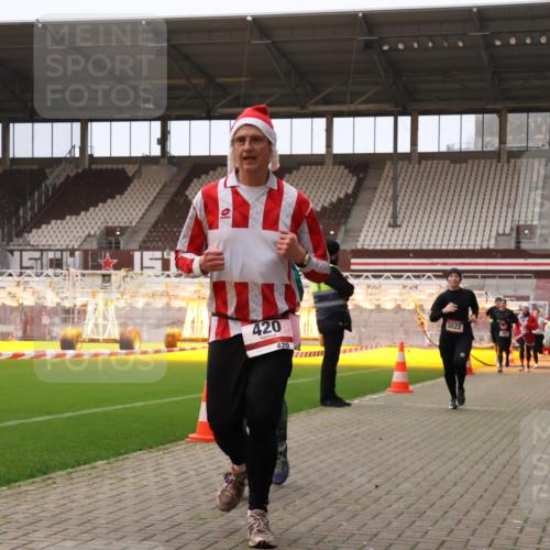 08.12.2024 - St. Pauli X-Mass-Run No. 14 Yannick Fuchs http://msf.ph/oto/7475334 08.12.2024 09:57:06 Ziel 364, 384, 420, 755, 763, 904, 1291, 1741, 1982, 2267, 3022, 3139, 3162 meine-sportfotos.de
