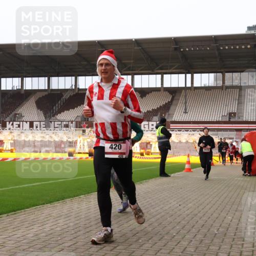08.12.2024 - St. Pauli X-Mass-Run No. 14 Yannick Fuchs http://msf.ph/oto/7475346 08.12.2024 09:57:07 Ziel 364, 384, 420, 755, 763, 904, 1291, 1741, 1982, 2267, 3022, 3139, 3162 meine-sportfotos.de