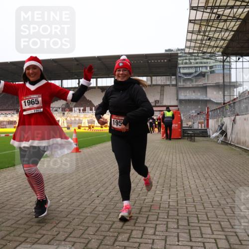 08.12.2024 - St. Pauli X-Mass-Run No. 14 Yannick Fuchs http://msf.ph/oto/7475389 08.12.2024 10:10:06 Ziel 290, 361, 894, 1098, 1641, 1648, 1955, 1965, 3123 meine-sportfotos.de