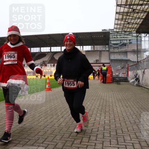 08.12.2024 - St. Pauli X-Mass-Run No. 14 Yannick Fuchs http://msf.ph/oto/7475396 08.12.2024 10:10:07 Ziel 290, 361, 882, 894, 1098, 1641, 1648, 1955, 1965, 3123 meine-sportfotos.de