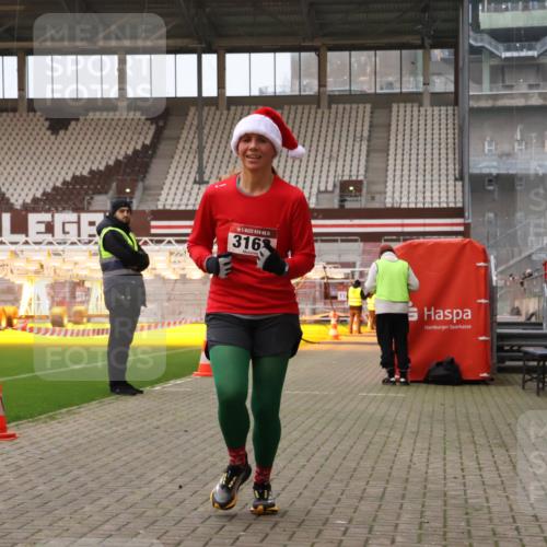 08.12.2024 - St. Pauli X-Mass-Run No. 14 Yannick Fuchs http://msf.ph/oto/7475602 08.12.2024 09:57:23 Ziel 1291, 2267, 3162, 3258 meine-sportfotos.de