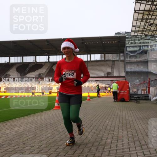 08.12.2024 - St. Pauli X-Mass-Run No. 14 Yannick Fuchs http://msf.ph/oto/7475617 08.12.2024 09:57:24 Ziel 1291, 2267, 3162, 3258 meine-sportfotos.de