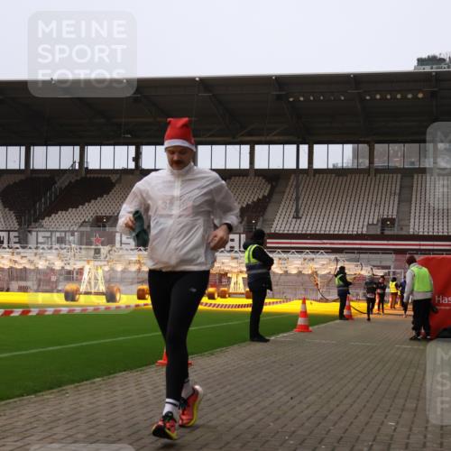 08.12.2024 - St. Pauli X-Mass-Run No. 14 Yannick Fuchs http://msf.ph/oto/7475629 08.12.2024 09:57:39 Ziel 391, 2840, 2842, 3258 meine-sportfotos.de