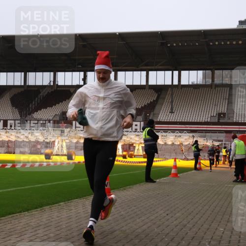 08.12.2024 - St. Pauli X-Mass-Run No. 14 Yannick Fuchs http://msf.ph/oto/7475632 08.12.2024 09:57:39 Ziel 391, 2840, 2842, 3258 meine-sportfotos.de