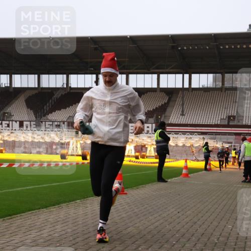 08.12.2024 - St. Pauli X-Mass-Run No. 14 Yannick Fuchs http://msf.ph/oto/7475635 08.12.2024 09:57:39 Ziel 391, 2840, 2842, 3258 meine-sportfotos.de
