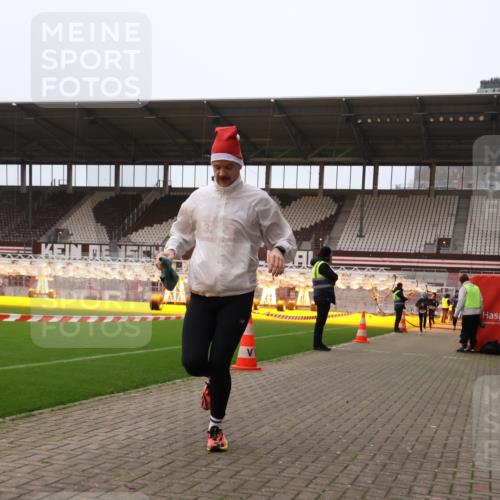 08.12.2024 - St. Pauli X-Mass-Run No. 14 Yannick Fuchs http://msf.ph/oto/7475638 08.12.2024 09:57:39 Ziel 391, 2840, 2842, 3258 meine-sportfotos.de
