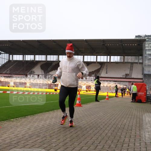 08.12.2024 - St. Pauli X-Mass-Run No. 14 Yannick Fuchs http://msf.ph/oto/7475641 08.12.2024 09:57:39 Ziel 391, 2840, 2842, 3258 meine-sportfotos.de