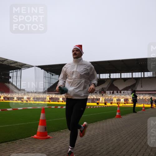 08.12.2024 - St. Pauli X-Mass-Run No. 14 Yannick Fuchs http://msf.ph/oto/7475649 08.12.2024 09:57:40 Ziel 391, 2840, 2842, 3258 meine-sportfotos.de