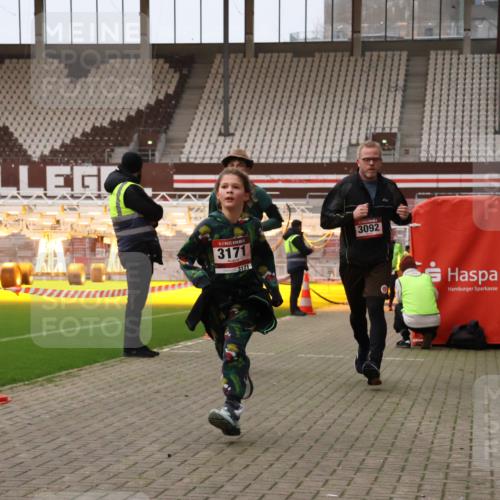 08.12.2024 - St. Pauli X-Mass-Run No. 14 Yannick Fuchs http://msf.ph/oto/7475982 08.12.2024 09:58:08 Ziel 55, 510, 1075, 1080, 1396, 1397, 1532, 1789, 2872, 2934, 2943, 2944, 3092, 3171 meine-sportfotos.de