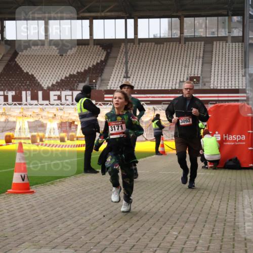 08.12.2024 - St. Pauli X-Mass-Run No. 14 Yannick Fuchs http://msf.ph/oto/7475991 08.12.2024 09:58:08 Ziel 55, 510, 1075, 1080, 1396, 1397, 1532, 1789, 2872, 2934, 2943, 2944, 3092, 3171 meine-sportfotos.de