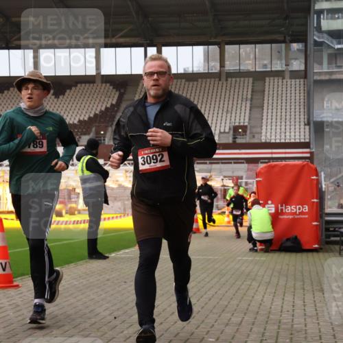 08.12.2024 - St. Pauli X-Mass-Run No. 14 Yannick Fuchs http://msf.ph/oto/7476013 08.12.2024 09:58:10 Ziel 55, 510, 880, 1075, 1080, 1396, 1397, 1532, 1789, 2872, 2934, 2943, 2944, 3092, 3171 meine-sportfotos.de