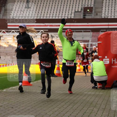 08.12.2024 - St. Pauli X-Mass-Run No. 14 Yannick Fuchs http://msf.ph/oto/7476067 08.12.2024 09:58:13 Ziel 55, 880, 1075, 1080, 1396, 1397, 1532, 1789, 2872, 2934, 2943, 2944, 3092, 3171 meine-sportfotos.de