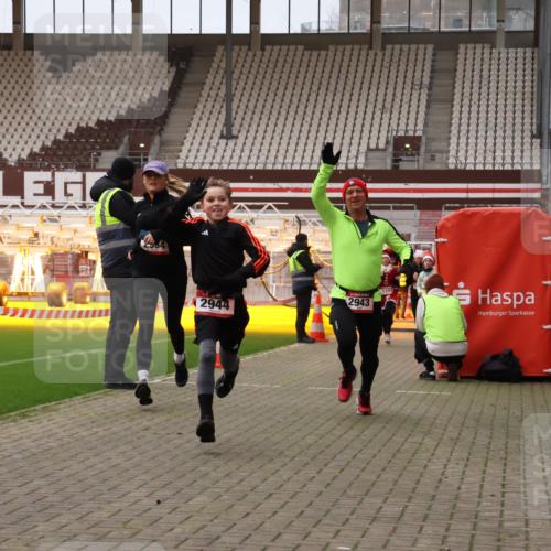 08.12.2024 - St. Pauli X-Mass-Run No. 14 Yannick Fuchs http://msf.ph/oto/7476084 08.12.2024 09:58:14 Ziel 55, 880, 1075, 1080, 1396, 1397, 1789, 2872, 2934, 2943, 2944, 3092, 3171 meine-sportfotos.de