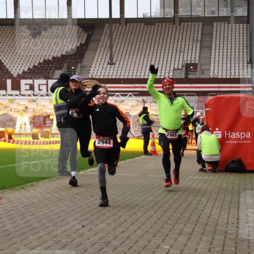 08.12.2024 - St. Pauli X-Mass-Run No. 14 Yannick Fuchs http://msf.ph/oto/7476087 08.12.2024 09:58:14 Ziel 55, 880, 1075, 1080, 1396, 1397, 1789, 2872, 2934, 2943, 2944, 3092, 3171 meine-sportfotos.de