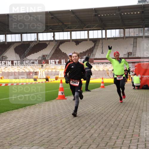 08.12.2024 - St. Pauli X-Mass-Run No. 14 Yannick Fuchs http://msf.ph/oto/7476123 08.12.2024 09:58:15 Ziel 55, 802, 880, 1075, 1080, 1396, 1397, 1789, 2872, 2934, 2943, 2944, 3092, 3109, 3171 meine-sportfotos.de