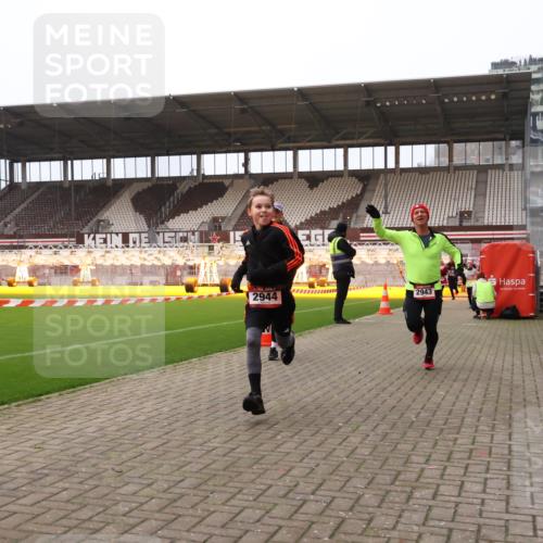 08.12.2024 - St. Pauli X-Mass-Run No. 14 Yannick Fuchs http://msf.ph/oto/7476135 08.12.2024 09:58:15 Ziel 55, 802, 880, 1075, 1080, 1396, 1397, 1789, 2872, 2934, 2943, 2944, 3092, 3109, 3171 meine-sportfotos.de