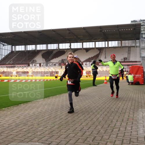 08.12.2024 - St. Pauli X-Mass-Run No. 14 Yannick Fuchs http://msf.ph/oto/7476138 08.12.2024 09:58:15 Ziel 55, 802, 880, 1075, 1080, 1396, 1397, 1789, 2872, 2934, 2943, 2944, 3092, 3109, 3171 meine-sportfotos.de