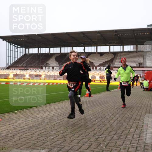 08.12.2024 - St. Pauli X-Mass-Run No. 14 Yannick Fuchs http://msf.ph/oto/7476148 08.12.2024 09:58:15 Ziel 55, 802, 880, 1075, 1080, 1396, 1397, 1789, 2872, 2934, 2943, 2944, 3092, 3109, 3171 meine-sportfotos.de