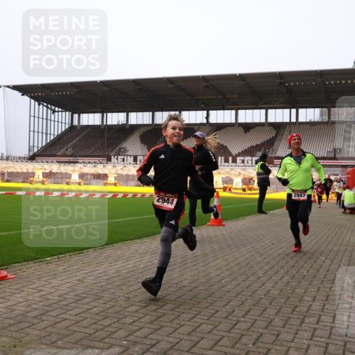 08.12.2024 - St. Pauli X-Mass-Run No. 14 Yannick Fuchs http://msf.ph/oto/7476150 08.12.2024 09:58:15 Ziel 55, 802, 880, 1075, 1080, 1396, 1397, 1789, 2872, 2934, 2943, 2944, 3092, 3109, 3171 meine-sportfotos.de
