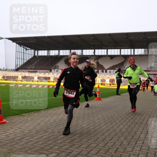08.12.2024 - St. Pauli X-Mass-Run No. 14 Yannick Fuchs http://msf.ph/oto/7476153 08.12.2024 09:58:15 Ziel 55, 802, 880, 1075, 1080, 1396, 1397, 1789, 2872, 2934, 2943, 2944, 3092, 3109, 3171 meine-sportfotos.de