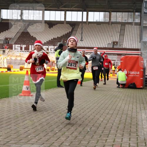 08.12.2024 - St. Pauli X-Mass-Run No. 14 Yannick Fuchs http://msf.ph/oto/7476200 08.12.2024 09:58:20 Ziel 55, 802, 880, 1075, 1080, 1396, 1397, 2872, 2934, 2943, 2944, 2984, 3109 meine-sportfotos.de