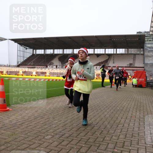 08.12.2024 - St. Pauli X-Mass-Run No. 14 Yannick Fuchs http://msf.ph/oto/7476224 08.12.2024 09:58:21 Ziel 49, 55, 802, 880, 1075, 1080, 1396, 1397, 1864, 2872, 2934, 2943, 2944, 2984, 3109 meine-sportfotos.de