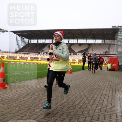 08.12.2024 - St. Pauli X-Mass-Run No. 14 Yannick Fuchs http://msf.ph/oto/7476231 08.12.2024 09:58:21 Ziel 49, 55, 802, 880, 1075, 1080, 1396, 1397, 1864, 2872, 2934, 2943, 2944, 2984, 3109 meine-sportfotos.de