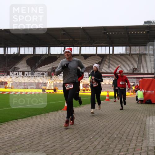 08.12.2024 - St. Pauli X-Mass-Run No. 14 Yannick Fuchs http://msf.ph/oto/7476261 08.12.2024 09:58:22 Ziel 49, 55, 802, 880, 1075, 1080, 1396, 1397, 1864, 2428, 2872, 2934, 2943, 2944, 2984, 3109 meine-sportfotos.de