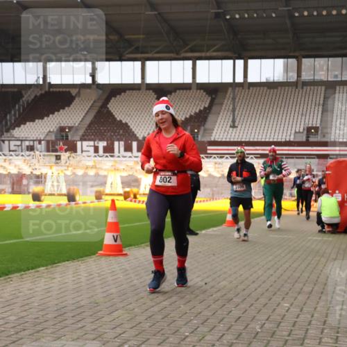 08.12.2024 - St. Pauli X-Mass-Run No. 14 Yannick Fuchs http://msf.ph/oto/7476327 08.12.2024 09:58:31 Ziel 49, 55, 802, 832, 880, 1075, 1080, 1105, 1119, 1864, 2428, 2984, 3109 meine-sportfotos.de