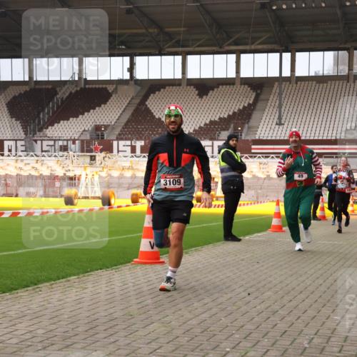 08.12.2024 - St. Pauli X-Mass-Run No. 14 Yannick Fuchs http://msf.ph/oto/7476350 08.12.2024 09:58:33 Ziel 49, 111, 802, 832, 880, 1105, 1119, 1864, 2428, 2984, 3109 meine-sportfotos.de