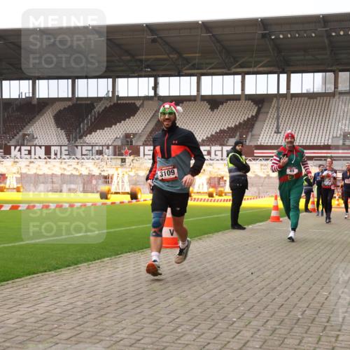 08.12.2024 - St. Pauli X-Mass-Run No. 14 Yannick Fuchs http://msf.ph/oto/7476360 08.12.2024 09:58:33 Ziel 49, 111, 802, 832, 880, 1105, 1119, 1864, 2428, 2984, 3109 meine-sportfotos.de