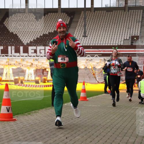 08.12.2024 - St. Pauli X-Mass-Run No. 14 Yannick Fuchs http://msf.ph/oto/7476373 08.12.2024 09:58:34 Ziel 49, 111, 802, 832, 880, 1105, 1119, 1864, 2428, 2984, 3109 meine-sportfotos.de