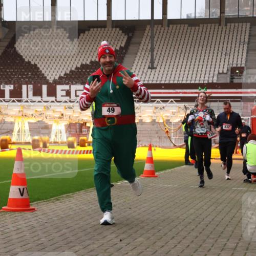 08.12.2024 - St. Pauli X-Mass-Run No. 14 Yannick Fuchs http://msf.ph/oto/7476376 08.12.2024 09:58:34 Ziel 49, 111, 802, 832, 880, 1105, 1119, 1864, 2428, 2984, 3109 meine-sportfotos.de