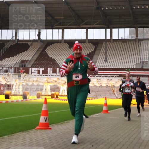 08.12.2024 - St. Pauli X-Mass-Run No. 14 Yannick Fuchs http://msf.ph/oto/7476391 08.12.2024 09:58:35 Ziel 49, 111, 802, 832, 880, 1105, 1119, 1864, 2428, 2722, 2984, 3109 meine-sportfotos.de