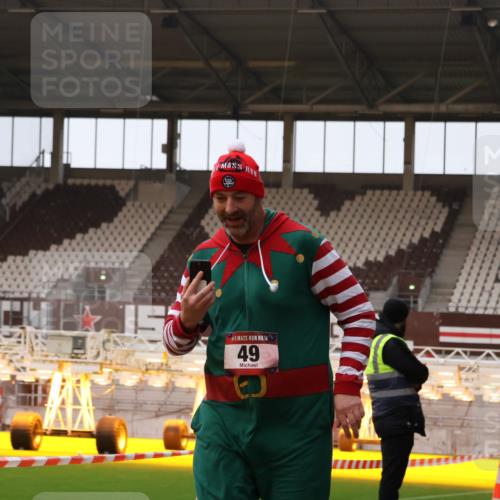 08.12.2024 - St. Pauli X-Mass-Run No. 14 Yannick Fuchs http://msf.ph/oto/7476394 08.12.2024 09:58:35 Ziel 49, 111, 802, 832, 880, 1105, 1119, 1864, 2428, 2722, 2984, 3109 meine-sportfotos.de