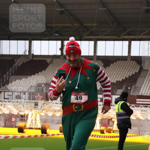 08.12.2024 - St. Pauli X-Mass-Run No. 14 Yannick Fuchs http://msf.ph/oto/7476400 08.12.2024 09:58:35 Ziel 49, 111, 802, 832, 880, 1105, 1119, 1864, 2428, 2722, 2984, 3109 meine-sportfotos.de