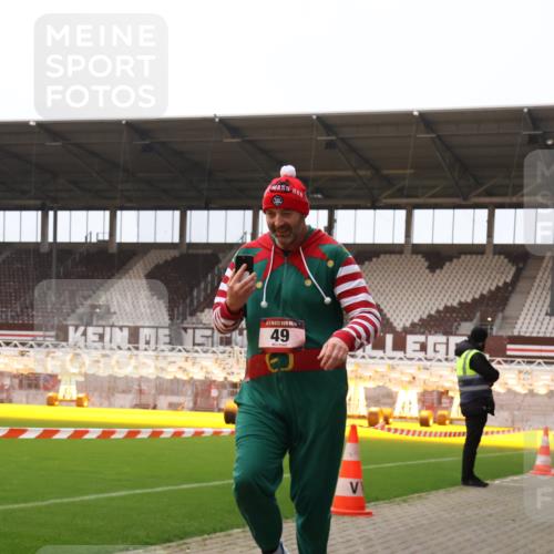 08.12.2024 - St. Pauli X-Mass-Run No. 14 Yannick Fuchs http://msf.ph/oto/7476415 08.12.2024 09:58:36 Ziel 49, 111, 802, 832, 1105, 1119, 1864, 2428, 2722, 2984, 3109 meine-sportfotos.de