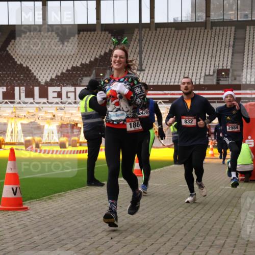 08.12.2024 - St. Pauli X-Mass-Run No. 14 Yannick Fuchs http://msf.ph/oto/7476429 08.12.2024 09:58:37 Ziel 49, 111, 802, 832, 1105, 1119, 1864, 2428, 2722, 2984, 3109 meine-sportfotos.de