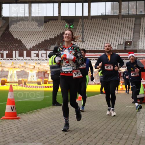 08.12.2024 - St. Pauli X-Mass-Run No. 14 Yannick Fuchs http://msf.ph/oto/7476432 08.12.2024 09:58:37 Ziel 49, 111, 802, 832, 1105, 1119, 1864, 2428, 2722, 2984, 3109 meine-sportfotos.de
