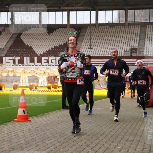 08.12.2024 - St. Pauli X-Mass-Run No. 14 Yannick Fuchs http://msf.ph/oto/7476438 08.12.2024 09:58:37 Ziel 49, 111, 802, 832, 1105, 1119, 1864, 2428, 2722, 2984, 3109 meine-sportfotos.de