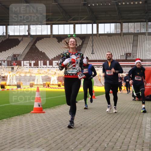 08.12.2024 - St. Pauli X-Mass-Run No. 14 Yannick Fuchs http://msf.ph/oto/7476447 08.12.2024 09:58:37 Ziel 49, 111, 802, 832, 1105, 1119, 1864, 2428, 2722, 2984, 3109 meine-sportfotos.de