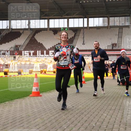 08.12.2024 - St. Pauli X-Mass-Run No. 14 Yannick Fuchs http://msf.ph/oto/7476450 08.12.2024 09:58:37 Ziel 49, 111, 802, 832, 1105, 1119, 1864, 2428, 2722, 2984, 3109 meine-sportfotos.de