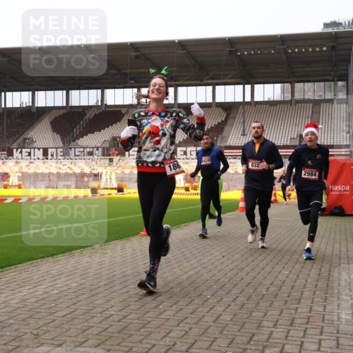 08.12.2024 - St. Pauli X-Mass-Run No. 14 Yannick Fuchs http://msf.ph/oto/7476453 08.12.2024 09:58:38 Ziel 49, 111, 488, 802, 832, 1105, 1119, 1864, 2428, 2722, 2984, 3109 meine-sportfotos.de