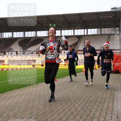 08.12.2024 - St. Pauli X-Mass-Run No. 14 Yannick Fuchs http://msf.ph/oto/7476456 08.12.2024 09:58:38 Ziel 49, 111, 488, 802, 832, 1105, 1119, 1864, 2428, 2722, 2984, 3109 meine-sportfotos.de