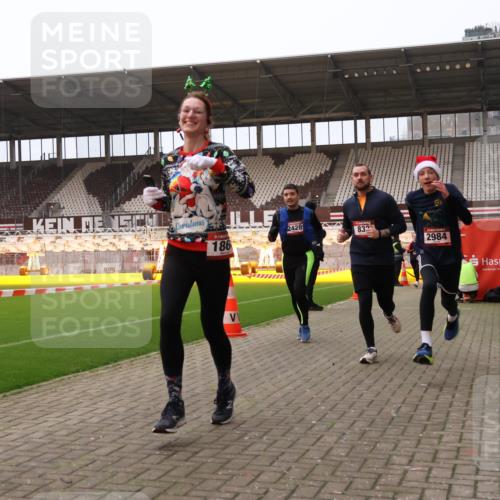 08.12.2024 - St. Pauli X-Mass-Run No. 14 Yannick Fuchs http://msf.ph/oto/7476461 08.12.2024 09:58:38 Ziel 49, 111, 488, 802, 832, 1105, 1119, 1864, 2428, 2722, 2984, 3109 meine-sportfotos.de