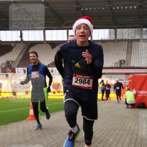08.12.2024 - St. Pauli X-Mass-Run No. 14 Yannick Fuchs http://msf.ph/oto/7476464 08.12.2024 09:58:39 Ziel 49, 111, 488, 802, 832, 1105, 1119, 1864, 2428, 2722, 2984, 3109 meine-sportfotos.de