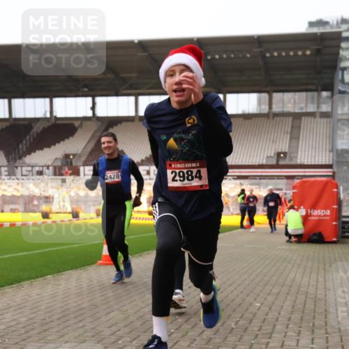08.12.2024 - St. Pauli X-Mass-Run No. 14 Yannick Fuchs http://msf.ph/oto/7476468 08.12.2024 09:58:39 Ziel 49, 111, 488, 802, 832, 1105, 1119, 1864, 2428, 2722, 2984, 3109 meine-sportfotos.de