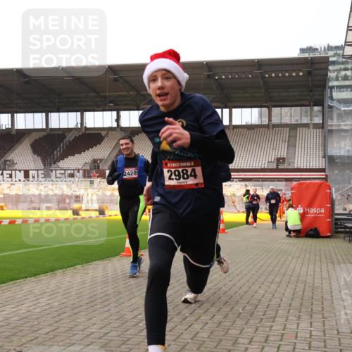 08.12.2024 - St. Pauli X-Mass-Run No. 14 Yannick Fuchs http://msf.ph/oto/7476471 08.12.2024 09:58:39 Ziel 49, 111, 488, 802, 832, 1105, 1119, 1864, 2428, 2722, 2984, 3109 meine-sportfotos.de